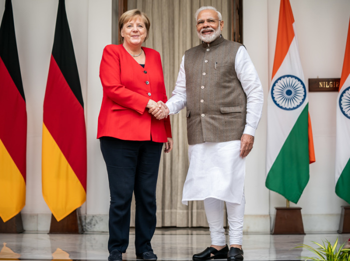 Bundeskanzlerin Angela Merkel (CDU) wird von Narendra Modi, Premierminister von Indien, begrüßt. Merkel hält sich zu den deutsch-indischen Regierungskonsultationen in Delhi auf. Foto: Michael Kappeler/Dpa