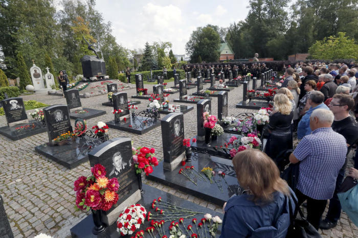 Verwandte der verstorbenen Besatzung des Atom-U-Boots Kursk auf dem Friedhof von Serafimowskoje während der Gedenkfeier. Archivfoto: epa/Anatoly Maltsev