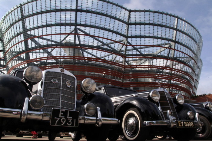 Eine Gesamtansicht eines älteren Autos, wie es auf einer Oldtimer-Ausstellung präsentiert wird. Foto: epa/M.a.pushpa Kumara