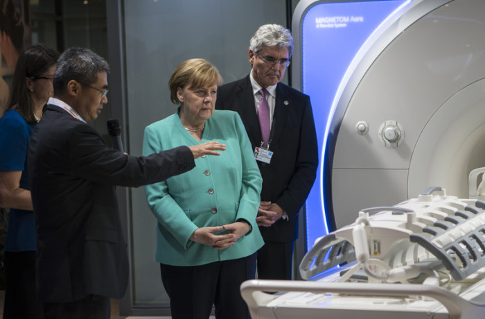 Deutschlands Bundeskanzlerin Angela Merkel besichtigt die Siemens-Fabrik in Shenzhen. Foto: epa/Aleksandar Plavevski