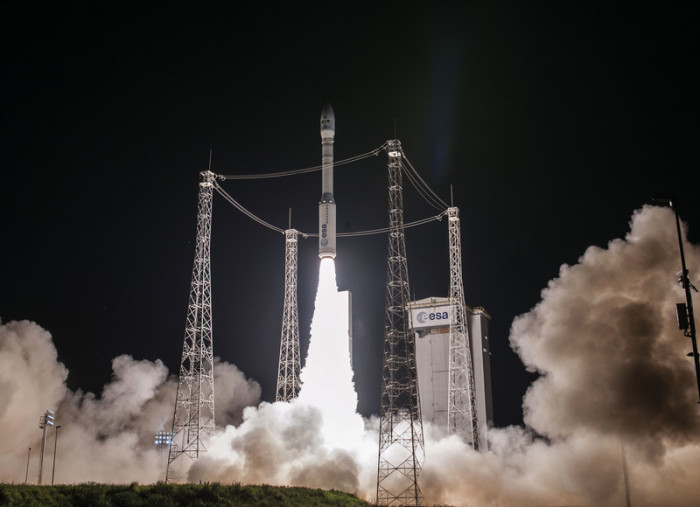 Ein am 16. September 2016 von Arianespace veröffentlichtes Foto zeigt den Start der Vega-Rakete im europäischen Weltraumbahnhof in Kourou: Archivfoto: epa/JM GUILLON