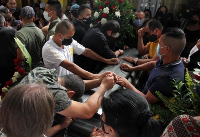 Angehörige trauern neben einem Sarg mit den sterblichen Überresten von Oscar Obando Betancurt, einem jungen Opfer eines Massakers, das vor seiner Beerdigung in Samaniego stattfand. Foto: epa/Sebastian Leonardo Castro
