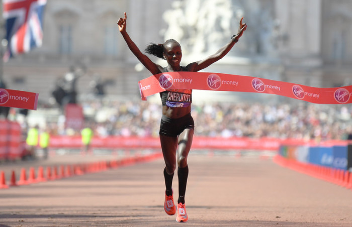  Kenias Vivian Cheruiyot gewinnt das Frauenrennen beim London Marathon 2018 in London. Foto: epa/Neil Hall