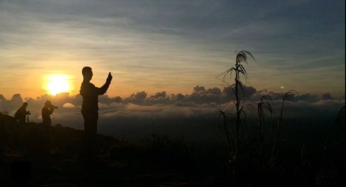 Sobald die Temperaturen auf dem Doi Inthanon fallen, steigen die Besucherzahlen auf Thailands höchstem Berg, vor allem in den Morgenstunden. Für einheimische Ausflügler eine willkommene Erfrischung. Foto: The Nation