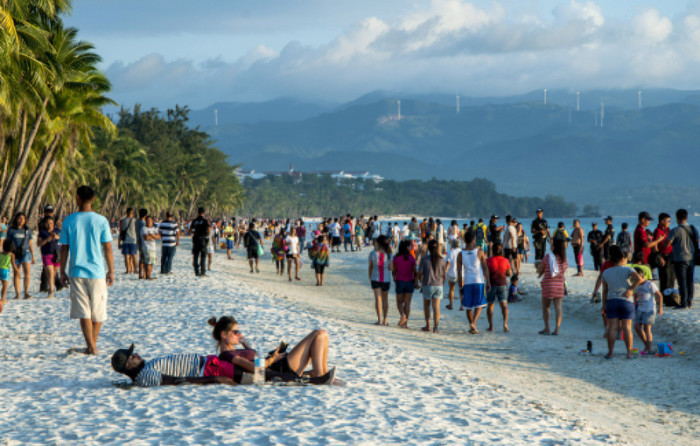 Urlauber am Strand von Boracay. Foto: epa/Jo Haresh Tanodra