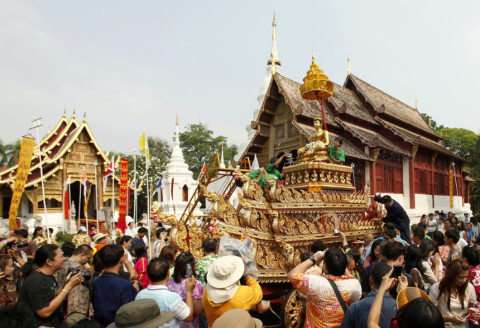 Das Songkran-Festival in Chiang Mai zieht mit seinen traditionellen Umzügen im Lanna-Stil Besucher aus aller Welt an. Foto: epa/Pongmanat Tasiri