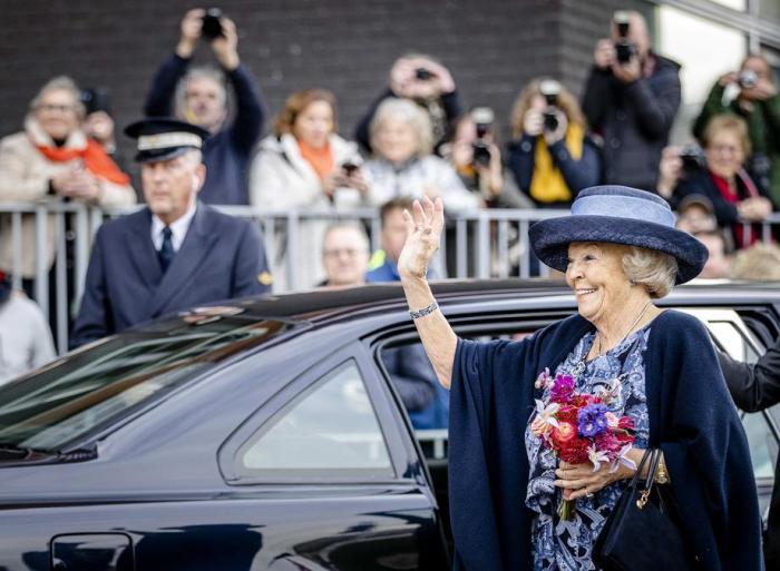 Prinzessin Beatrix verlässt die Niederlande nach der Eröffnung der Prinz-Klaus-Brücke in Dordrecht. Foto: epa/Sem Van Der Wal