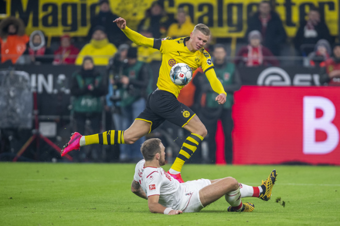 Dortmunds Erling Braut Haaland (l.) und Kölns Rafael Czichos kämpfen um den Ball. Foto: David Inderlied/Dpa
