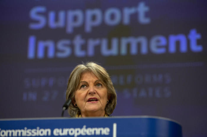Europäische Kommissarin für Kohäsion und Reformen Elisa Ferreira in der Presse. Foto: epa/Virginia Mayo / Pool