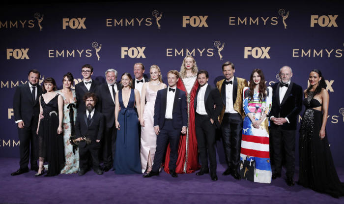 Gruppenfoto mit der Crew von «Game of Thrones» bei der Emmy Award-Verleihung 2019. Foto: epa/Nina Prommer