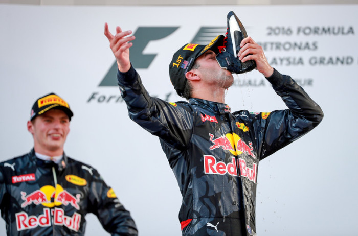  Daniel Ricciardo (r.) und Max Verstappen (l.) auf dem Siegertreppchen. Foto: epa/Diego Azubel