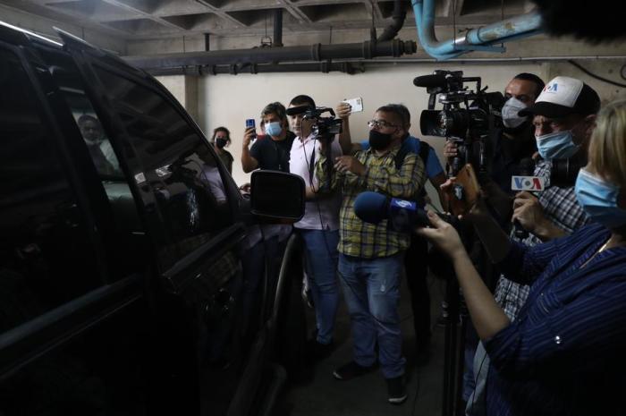 Guaidó erscheint vor der Tür seines Hauses, nachdem er sich über eine mögliche Verhaftung beschwert hat. Foto: epa/Miguel Gutiérrez