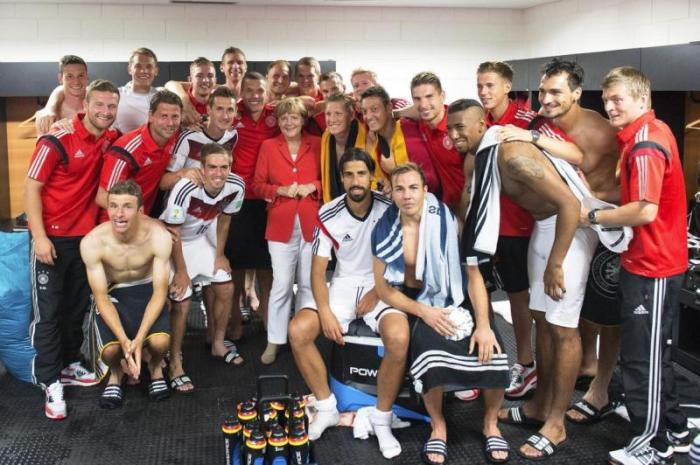Auch Merkel nach 4:0 gegen Portugal happy