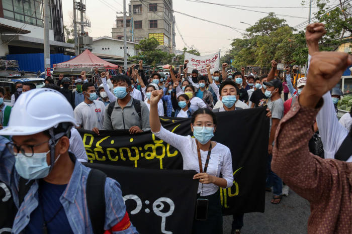 Demonstranten marschieren während einer Anti-Militärputsch-Demonstration in Mandalay. Foto: epa/Stringer