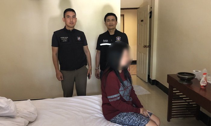 Mit Hilfe von K.O.-Tropfen hat eine 29-jährige Serientäterin in Pattaya bereits etliche ausländische Touristen beraubt. Dennoch ist sie immer wieder auf freiem Fuß. Foto: Sanook