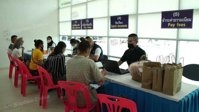 Für die anstehende Visa-Verlängerung tausender Ausländer in Pattaya hat die Chonburi Immigration ein temporäres Office im National Indoor Sports Stadium in der Soi Chaiyaphruek 2 eröffnet. Foto: Sophon Cable