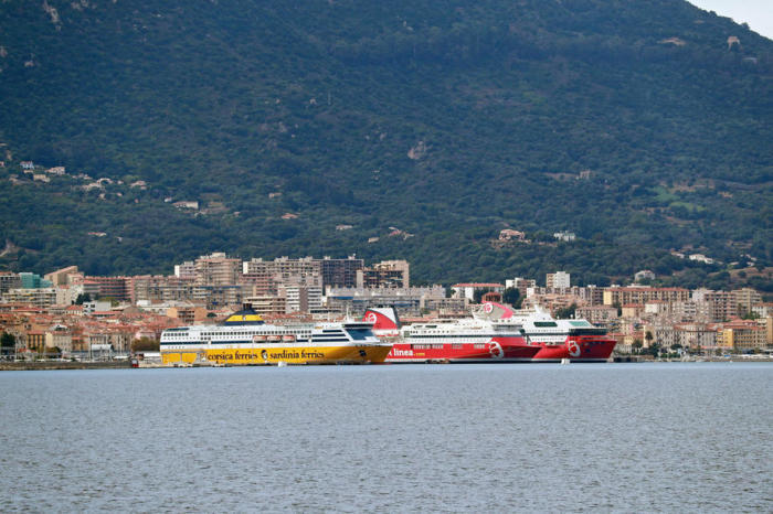 Die angedockten Fähren (L-R) Pascal Lota von Corsica Ferries. Foto: epa/Ludovic Marin
