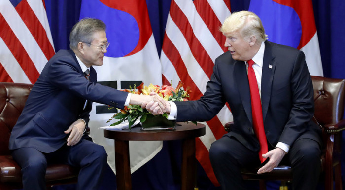 Der südkoreanische Präsident Moon Jae-in (l.) und US-Präsident Donald J. Trump. Foto: epa/Yonhap