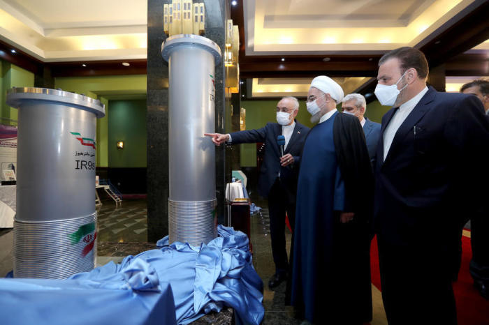 Der iranische Präsident Hassan Rouhani (C) und der Leiter der iranischen Nuklearorganisation Ali Akbar Salehi (L) besuchen eine Ausstellung über nukleare Errungenschaften anlässlich des Iran Nuclear Techn... Foto: epa/Iran PrÄsidentenbÜro Handout