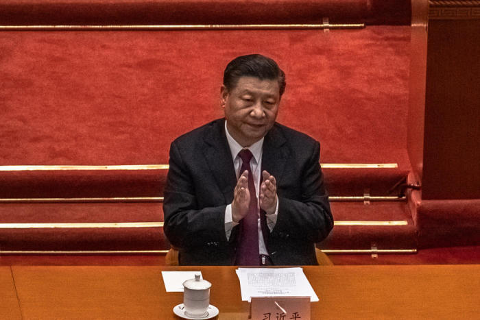 Der Chinesische Präsident Xi Jinping klatscht während der Abschlusssitzung der Politischen Konsultativkonferenz des Chinesischen Volkes (CPPCC). Foto: epa/Roman Pilipey