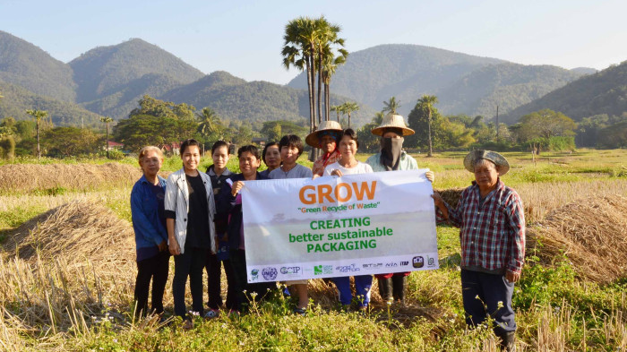 Der Verkauf von Reisstroh an die Thai Fang Factory ermöglicht den Farmern, Einkommen zu generieren. Fotos: SEED