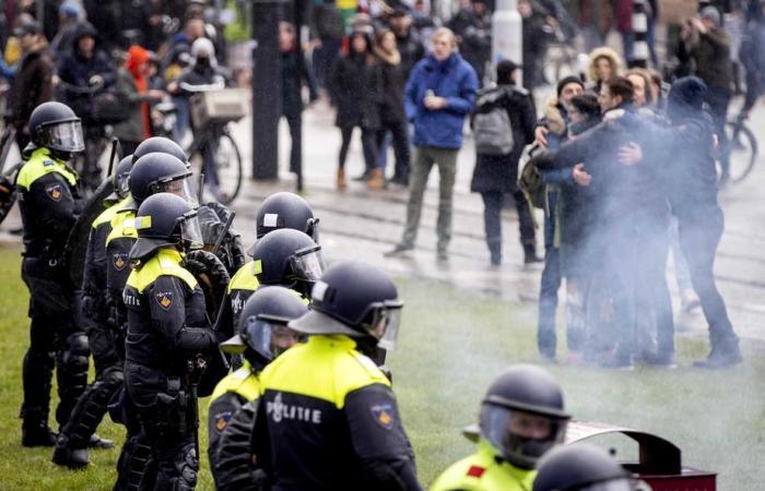 Proteste gegen die Regierung auf dem Museumplein in Amsterdam: Demonstranten stoßen mit der Bereitschaftspolizei zusammen. Foto: epa/Robin Van Lonkhuijsen