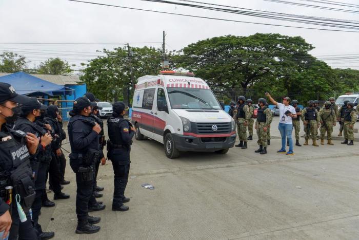 Ein Krankenwagen verlässt die Justizvollzugsanstalt von Guayaquil, Ecuador. Foto: epa/Marcos Pin