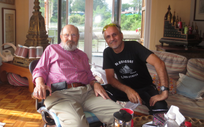 Wenige Tage vor seinem Tod empfing der schwerkranke Dirk Naumann noch alte Freunde – hier im Gespräch mit FARANG-Autor Sam Gruber, der auf Koh Samui lebt und den Altkonsul viele Jahre lang begleitete.