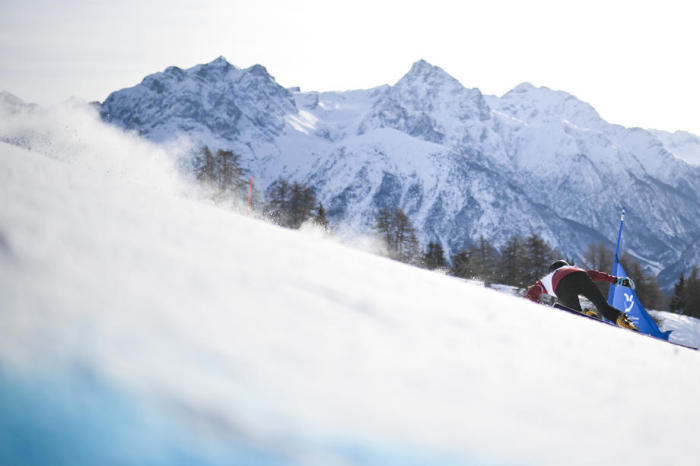 FIS Alpine Snowboard Parallel Riesenslalom Rennen, in Scuol. Foto: epa/Gian Ehrenzeller