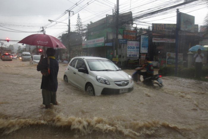 Chawengs Ringstraße heute Nachmittag um 15 Uhr: Komplett überflutet durch herab rauschendes Gebirgswasser. Fotos: Gruber