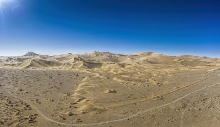 Ein Blick aus einer Drohne auf Dünen in Dunhuang, Provinz Gansu. Foto: epa/Aleksandar Plavevski