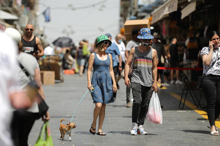 Israelis ohne Gesichtsmasken auf dem Mahane Yehuda Markt in Jerusalem. Foto: epa/Abir Sultan