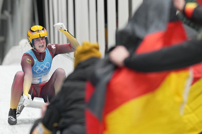 Olympia, Rodeln, Einsitzer, Frauen, 4. Lauf im National Sliding Centre. Erstplatzierte Natalie Geisenberger aus Deutschland feiert nach dem Rennen. Foto: Michael Kappeler/dpa