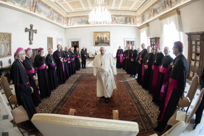 Der Papst empfängt die Bischöfe von Frankreich. Foto: epa/Vatican Media Handout