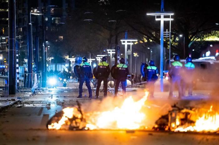 Unruhen in Rotterdam bei Protesten gegen die 2G-Politik. Foto: epa/Vln Nieuws
