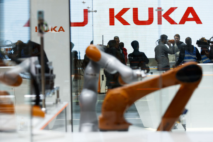 Vor zwei Jahren wurde der Augsburger Roboterbauer Kuka vom chinesischen Midea-Konzern übernommen. Foto: epa/Carsten Koall