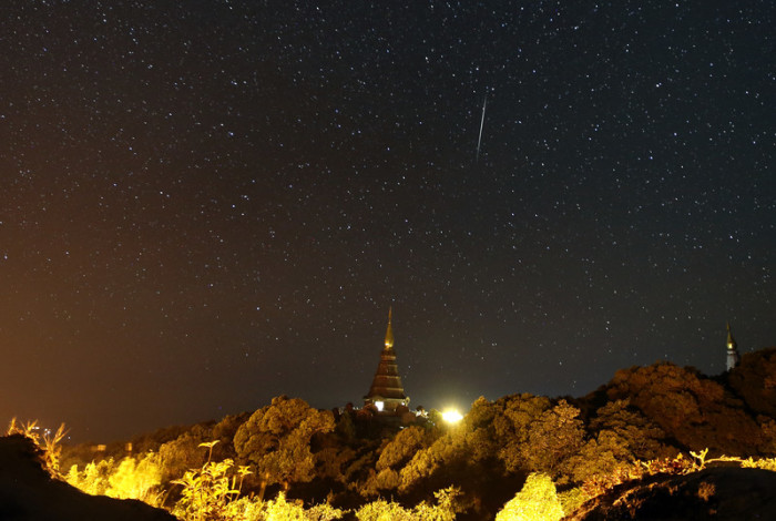 Sternschnuppe über dem Doi Inthanon in Chiang Mai. Foto: epa/Rungroj Yongrit
