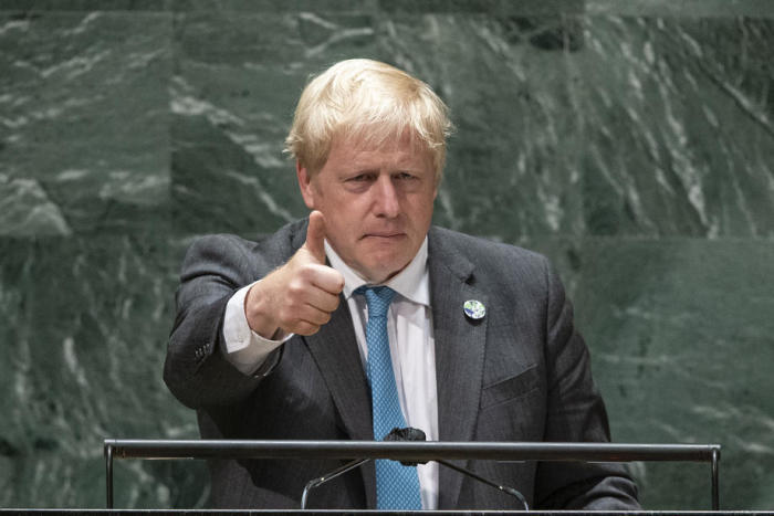 Der britische Premierminister Boris Johnson zeigt den Daumen nach oben. Foto: epa/Eduardo Munoz / Pool