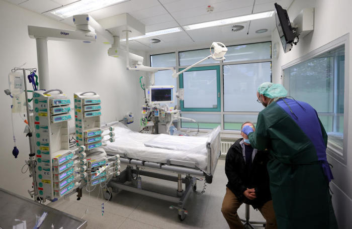 Auf der Intensivstation des Universitätsklinikums Essen führt ein Arzt einen COVID-19-Coronavirus-Test durch. Foto: epa/Friedemann Vogel