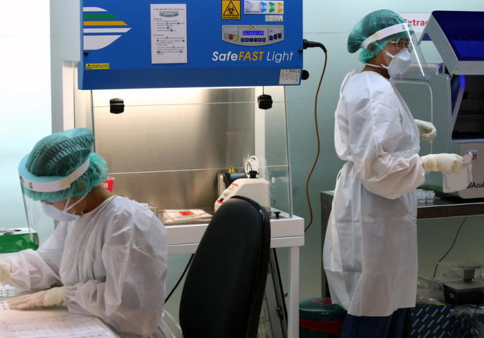 Medizinisches Personal testet in einem Labor im Bangkoker Suvarnabhumi Airport von Passagieren entnommene Proben auf SARS-CoV-2. Foto: epa/Narong Sangnak