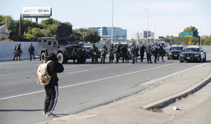 Die Staatspatrouille feuert während des sechsten Tages der Demonstrationen zur Verhaftung von George Floyd Tränengas auf Demonstranten auf der I35 ab. Foto: epa/John G. Mabanglo