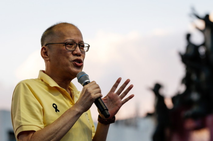 Ex-Präsident der Philippinen Benigno Aquino III spricht während einer Wahlkampfveranstaltung am People Power Monument in Quezon City. Foto: epa/Mark R. Cristino