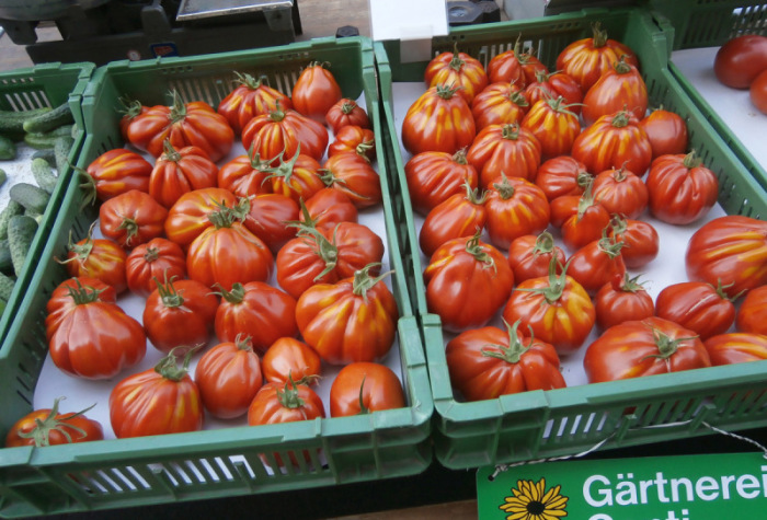 Schmackhaft und schön sind die gezahnten „Ochsenherzen“, eine Tomatensorte mit sehr viel Fleisch. Fotos: hf