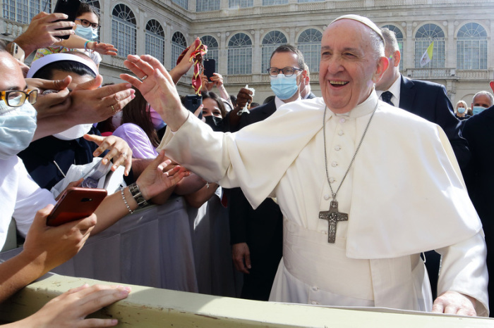 Papst Franziskus grüßt während der Mittwochs-Generalaudienz im Hof von St. Damaso im Vatikan. Foto: Evandro Inetti/Zuma Wire/dpa