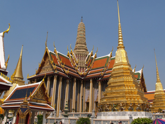 Der Wat Phra Kaeo im alten Königspalast in Bangkok ist der  einzige ‚Königliche Tempel der Sonderklasse‘ und beherbergt das thailändische Nationalheiligtum, den ‚Smaragd-Buddha‘.