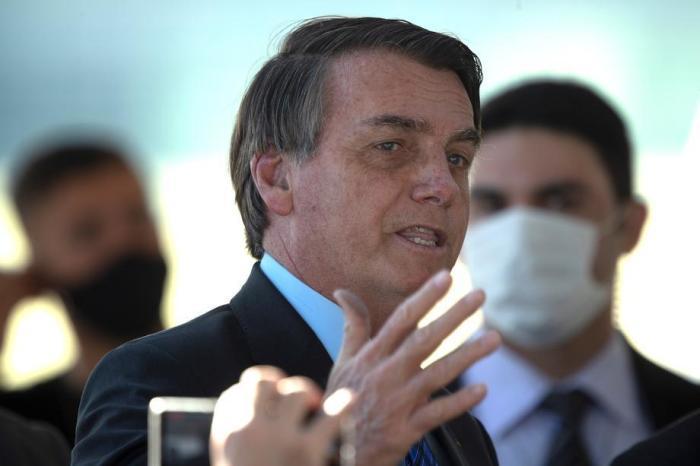Brasiliens Präsident Jair Bolsonaro spricht ohne Maske zu seinen Anhängern. Foto: epa/Joédson Alves