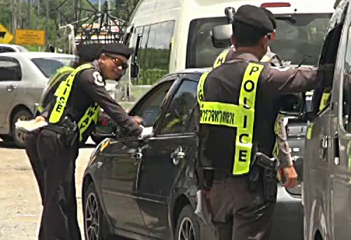 Vorläufig dürfen zehn Prozent der Polizisten der Metropolitan Police Bangkok keine Strafzettel ausstellen – erst wenn sie den Test bestanden haben, werden sie wieder zugelassen. Fotos: Archiv