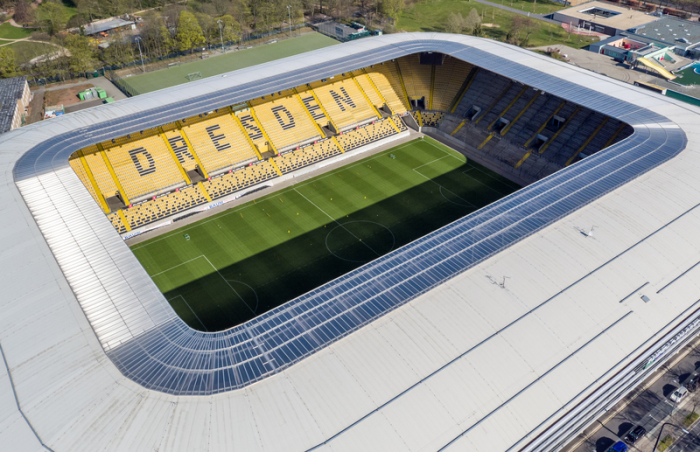 Hütchen und Übungstore stehen im Rudolf-Harbig-Stadion, der Spielstätte des Fußball-Zweitligisten SG Dynamo Dresden, auf dem Spielfeld. Foto: Jan Woitas/dpa-zentralbild/dpa