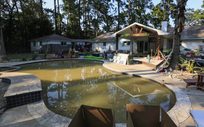 Im hinteren Teil eines von Regenfällen des Hurrikans Harvey überschwemmten Hauses befindet sich ein Swimmingpool voller Hochwasser. Foto: epa/Tannen Maury