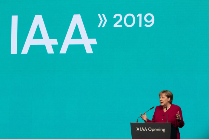 Bundeskanzlerin Angela Merkel (CDU) spricht bei der Eröffnungsveranstaltung der IAA. Foto: Frank Rumpenhorst/Dpa